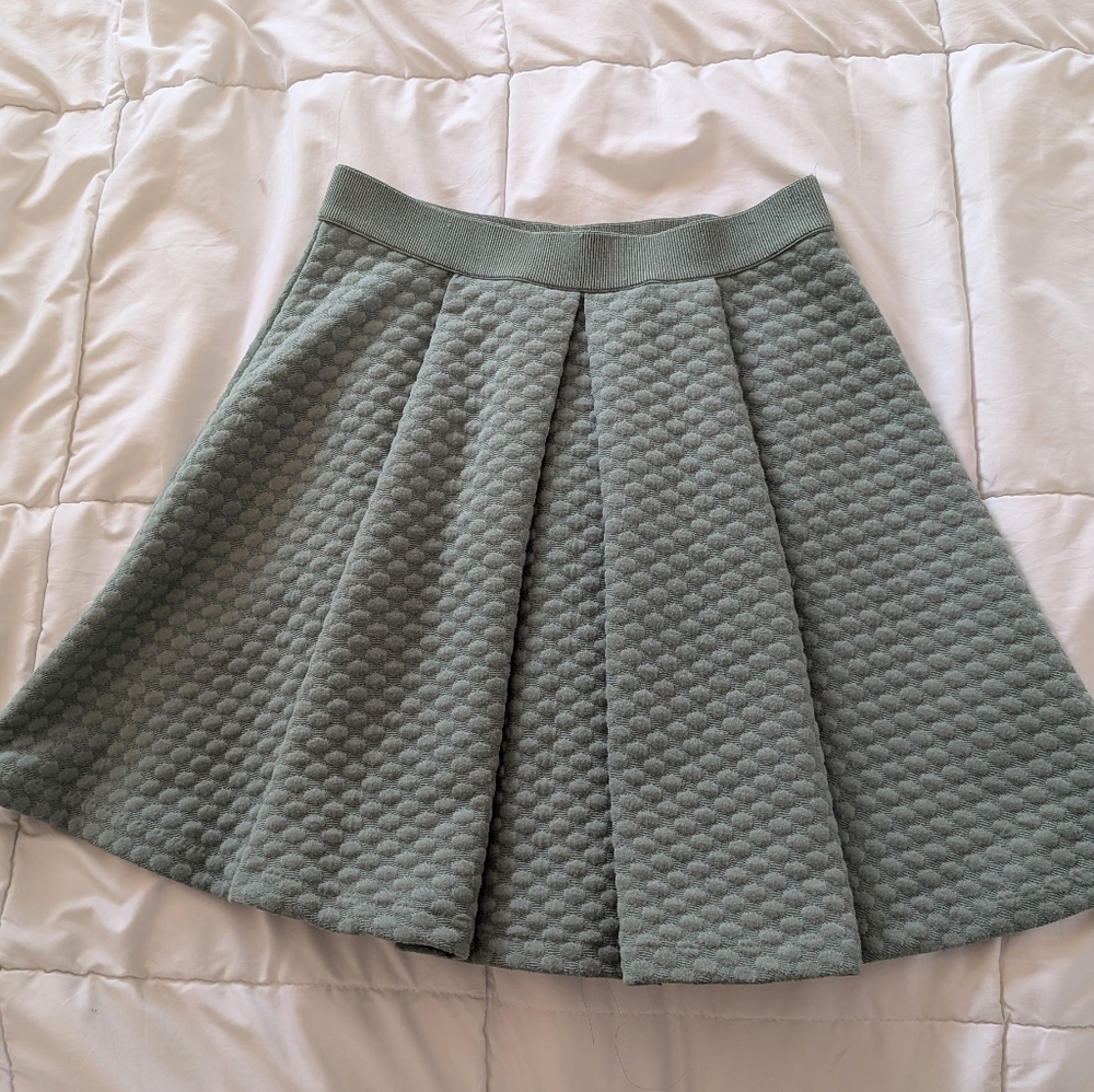 Women's H&M Skirt Size S Thick Detailed Material Pleated Knee Or Above Length